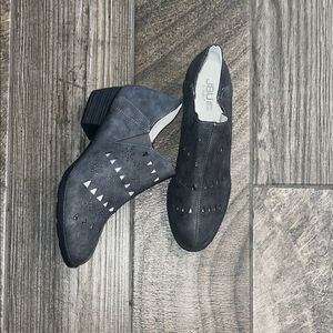 NWOT JBU Gray Heeled Shoes with Suede Texture and triangular cutouts.